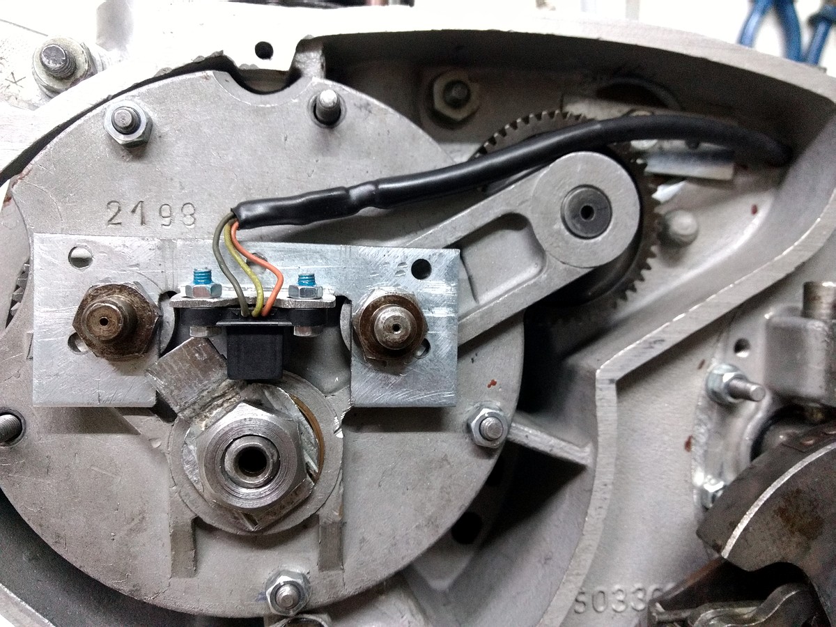 Czujnik halla w Junaku na wale z lewej strony.